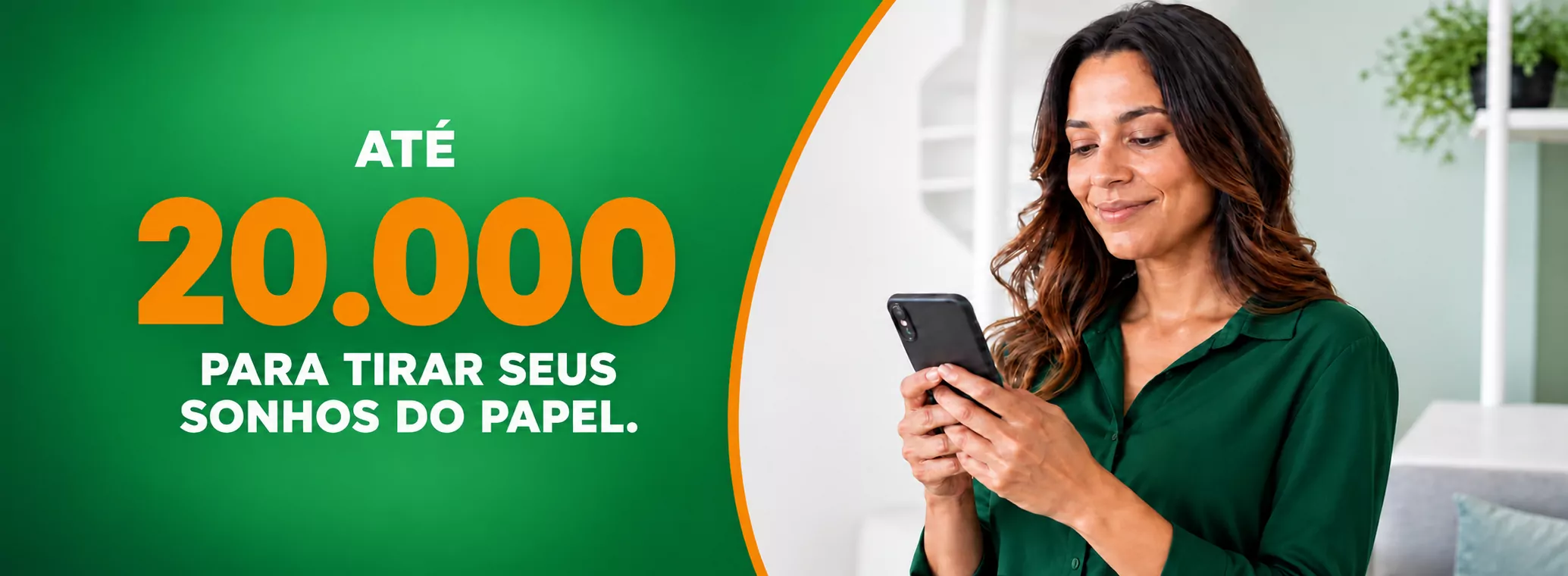 Cliente usando o celular para simular crédito